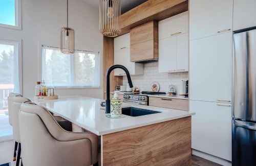 Riviere-Rouge House | Huge Waterfront Modern Cottage on the Rouge River