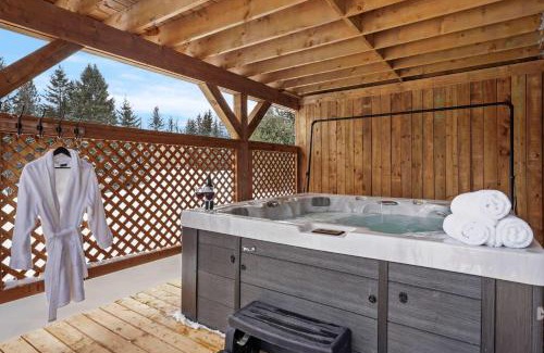 Riviere-Rouge House | Huge Waterfront Modern Cottage on the Rouge River