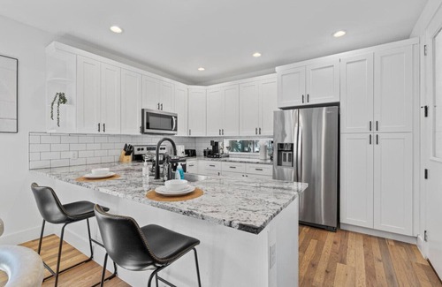 University Hills and Windsor Park House | Huge Windsor Park Home | Sleeps 12 | 14 Min to DTX