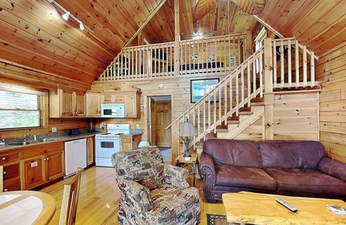 Black Bear Falls Cabin | Hugs 'N Kisses | Pet-Friendly Cabin - Hot Tub, Game Loft + Pond View