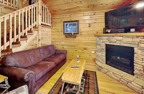 Black Bear Falls Cabin | Hugs 'N Kisses | Pet-Friendly Cabin - Hot Tub, Game Loft + Pond View