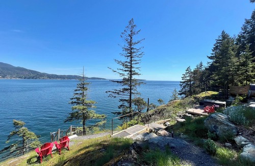 Bowen Island House | Hummingbird Oceanside Suites: Cypress Mountain Suite