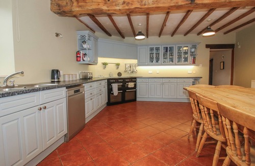 Tenbury Wells Cottage | HUNTERS MOON, pet friendly, with open fire in Tenbury Wells