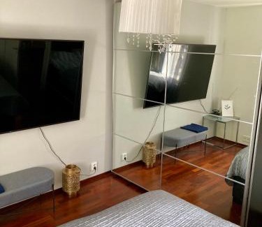 Espoo Centre Apartment | Huoneisto ulkoporealtaalla ja saunalla