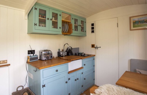 Dorchester Cottage | HURDLEMAKERS HUT, romantic, with open fire in Piddletrenthide