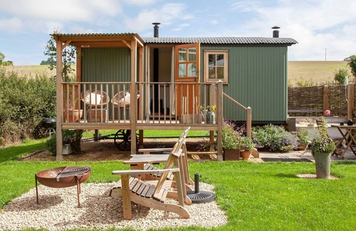 Dorchester Cottage | HURDLEMAKERS HUT, romantic, with open fire in Piddletrenthide