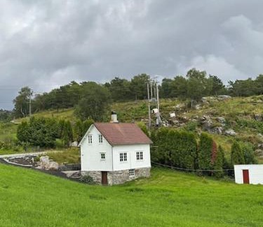 Tysvaer House | Hus med båt og sjøhus