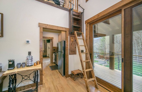 Banner Elk House | Husky Hideaway - Mountain views, Pet-friendly, Wi-Fi, and King Bed.
