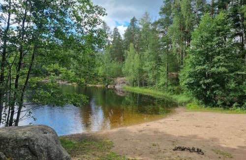 Royla Apartment | Huvila saunalla ja paljulla Korpilammen rannalla