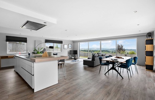 Exeter House | HUXHAM VIEW AND ANNEX, pet friendly, with hot tub in Stoke Canon