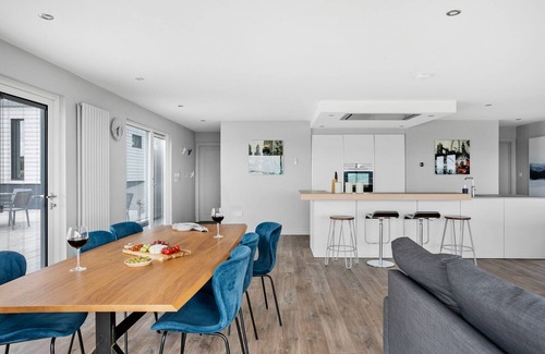 Exeter House | HUXHAM VIEW AND ANNEX, pet friendly, with hot tub in Stoke Canon