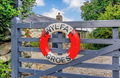Talybont Cottage | HWYLFA'R GROES, pet friendly, character holiday cottage in Talybont