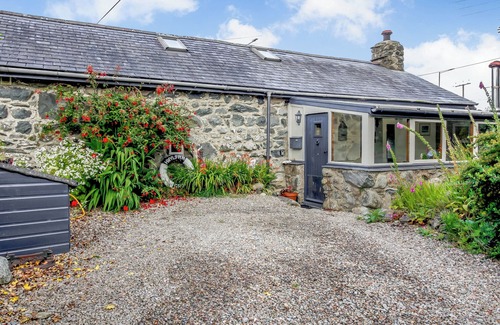 Talybont Cottage | HWYLFA'R GROES, pet friendly, character holiday cottage in Talybont