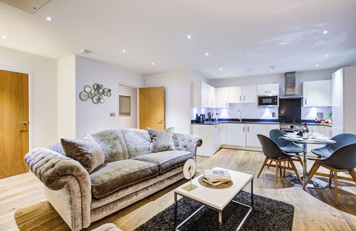 Peninsula Apartment | Hybrid Resi - Greenwich | 3 Bed Apartment