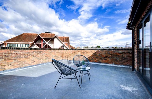 Uxbridge North Apartment | Hybrid Resi - Uxbridge with onsite car parking, near London Heathrow Airport