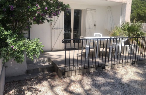 Toulon - Hyeres Apartment | Hyères-Plage, charming F2 in villa, garden, private parking, 150m from beach and port