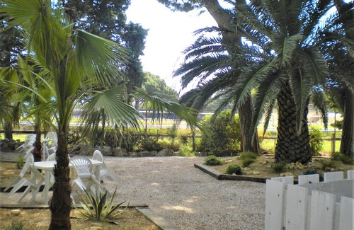 Toulon - Hyeres Apartment | Hyères-Plage, charming F2 in villa, garden, private parking, 150m from beach and port