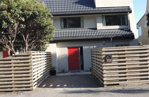 Paekakariki House | I minute from beach. Relax,enjoy wonderful views of sea, sunsets, Kapiti Island.