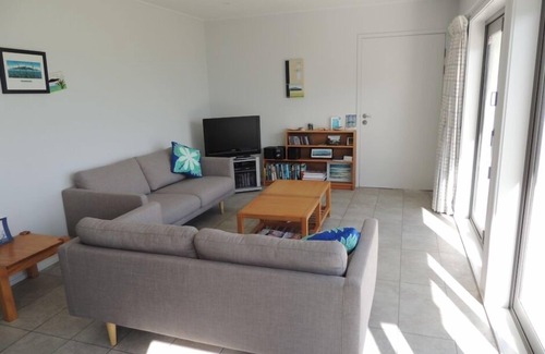 Paekakariki House | I minute from beach. Relax,enjoy wonderful views of sea, sunsets, Kapiti Island.