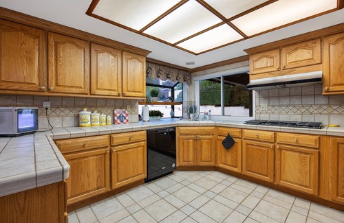 Simi Valley House | Iconic Poltergeist Movie Home – Premium Stay with Pool, Hot Tub, Fire Pit & More