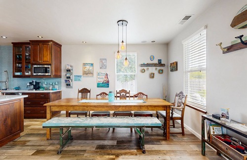 Cleone House | Iconic, Remodel 19th Century Home + Studio/Hot Tub/Custom Kitchen/Steps to Beach