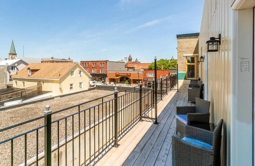Smiths Falls Apartment | Iconic Rideau 1Bd Unit Balcony Free Parking 3