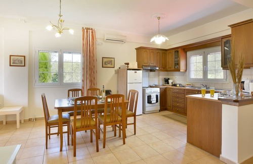 Agios Matthaios Apartment | Ideal for families! Apartment with garden at the beach, wifi | Prassoudi, Corfu