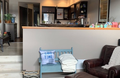 Scotch Creek House | Ideal lake home in a picturesque location 🏖 Sleep steps away from beach & water
