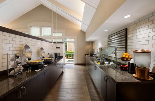 Richardson Hotel | Ideal Location! Onsite Pool, Free Breakfast, Free Parking, Kitchen