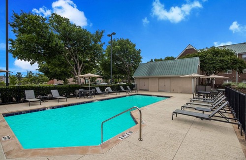 Richardson Hotel | Ideal Location! Onsite Pool, Free Breakfast, Free Parking, Kitchen