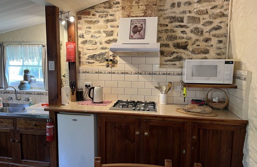 Strathalbyn Cottage | Ideal location to explore historic Strathalbyn, Wineries, good food and scenery