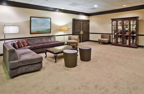Eagan Park Hotel | Ideal Mix of Comfort and Value! Outdoor Pool, Pets Allowed