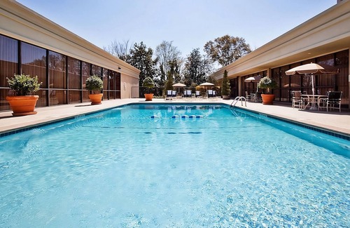 Eagan Park Hotel | Ideal Mix of Comfort and Value! Outdoor Pool, Pets Allowed