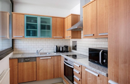 Hundsturm Apartment | Ideal Naschmarkt 1BR w/Elevator, Balcony, near U4, dining, by Blueground