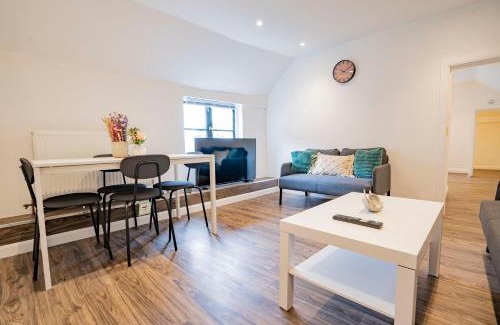 Uxbridge South Apartment | Ideal Uxbridge Hub, 3 Bed Flat Next to the Station