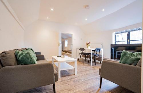 Uxbridge South Apartment | Ideal Uxbridge Hub, 3 Bed Flat Next to the Station