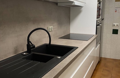 Roses Town Center Apartment | Ideally located 3-bedroom apartment with air conditioning and parking.