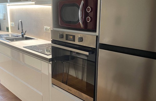 Roses Town Center Apartment | Ideally located 3-bedroom apartment with air conditioning and parking.