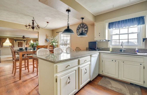 Peoria House | Ideally Located Peoria Townhome: Pets Allowed
