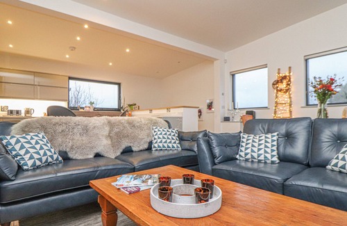 St. Agnes Cottage | IDLEWILD, 2 WHEAL TURNAVORE, pet friendly, with open fire in St Agnes