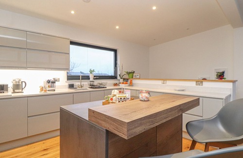 St. Agnes Cottage | IDLEWILD, 2 WHEAL TURNAVORE, pet friendly, with open fire in St Agnes