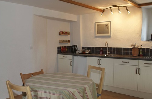 Loperec Apartment | Idyllic Country Location for couples, central, peaceful, 5 mins from shops, WIFI