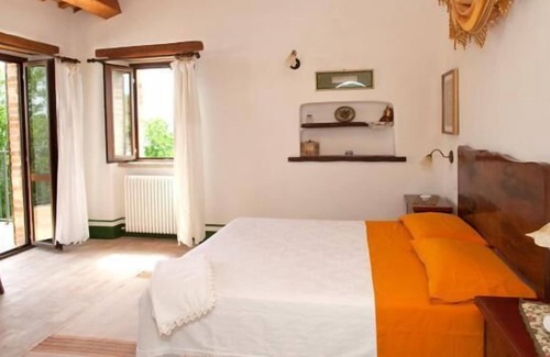 Montelparo Villa | Idyllic Country Villa Sleeping Up To Ten Guests