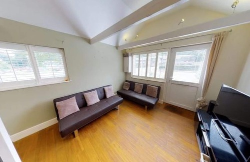 Hemel Hempstead House | Idyllic English Pad In Quiet Hertfordshire Town
