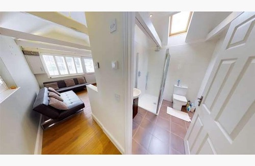 Hemel Hempstead House | Idyllic English Pad In Quiet Hertfordshire Town