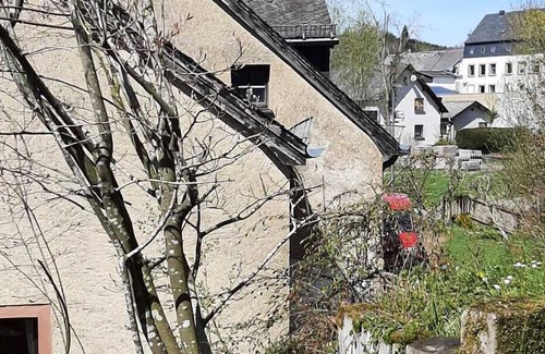 Hillesheim Apartment | Idyllic mill building directly on the city wall with a large garden