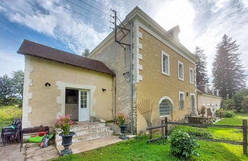 Ecommoy House | If you dream of a vacation in historic walls, you should take a closer look at this vacation home.