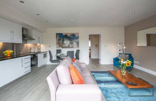 North Wall Apartment | IFSC Spacious/Quiet/Central 2 bedroom apt - 15 mins to centre - sleeps 6