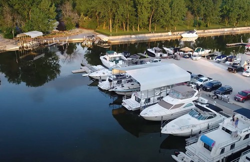Minooka House | Illinois River Retreat: Kayak Near Starved Rock, Desplaines & Illinois Rivers