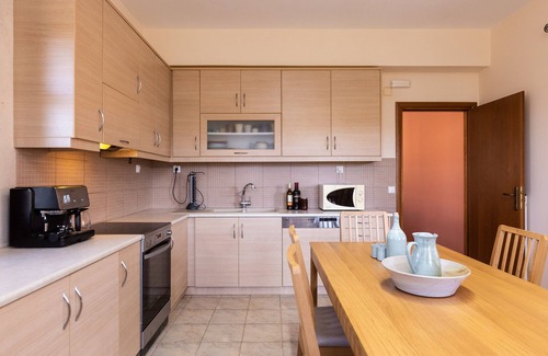 Margarites Villa | Ilys Home, a Country-chic Retreat with Pool & BBQ, Walking distance to amenities